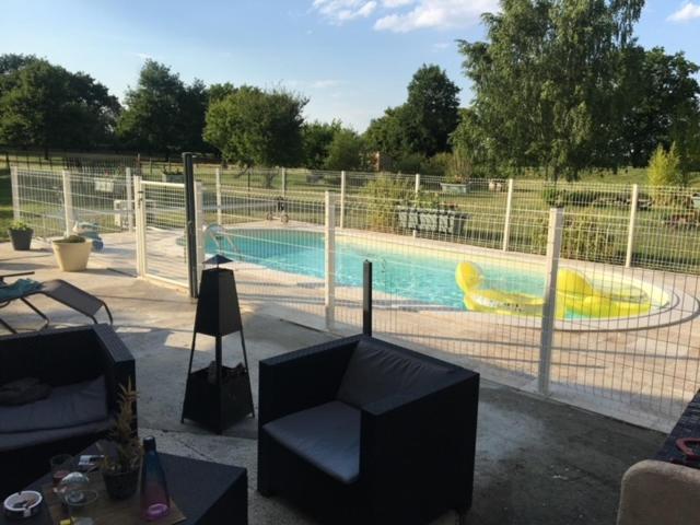 A La Campagne Avec Piscine Et Country house Ardentes